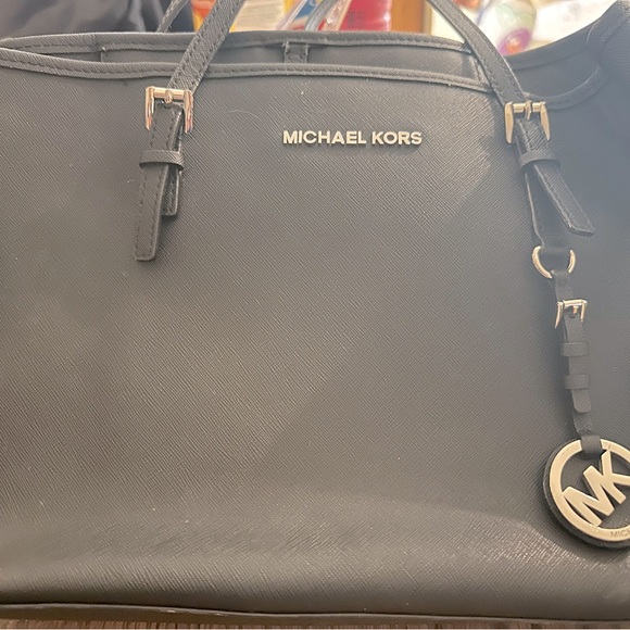 Michael kors bag used twice. Comes with bag. - Picture 1 of 3